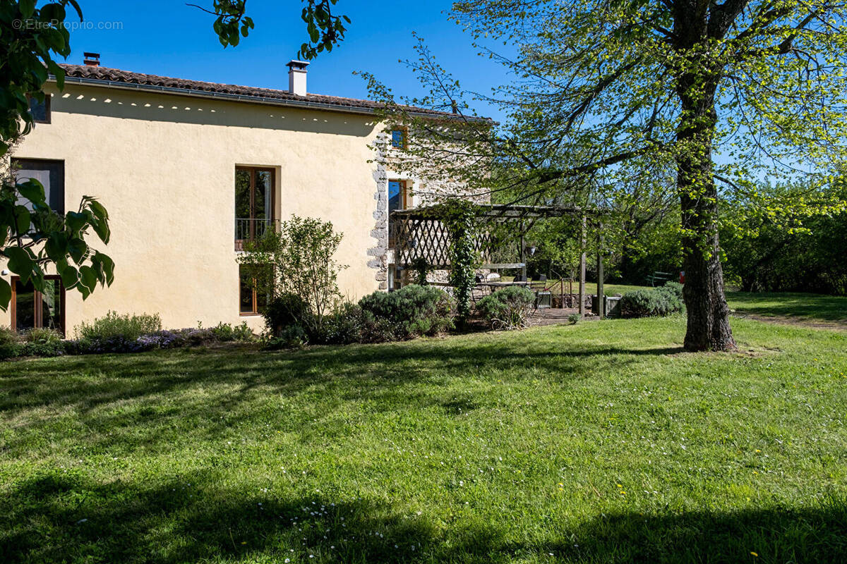 Maison à ESCUEILLENS-ET-SAINT-JUST-DE-BELENGARD