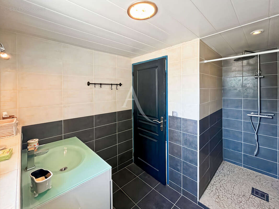 A VENDRE - Maison familiale avec piscine dans quartier calme - photo 16