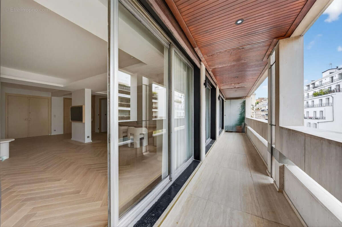 Appartement à PARIS-16E