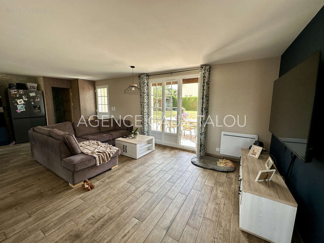 EN EXCLUSIVITÉ   Pavillon de plain-pied entièrement rénové   3 chambres   Terrain clos de 1 000 m2 - photo 4