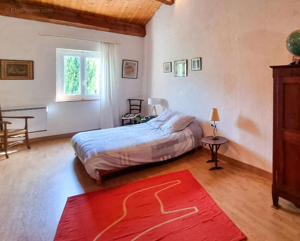 CHAMBRE - Maison à SAINT-JULIEN-DE-BRIOLA