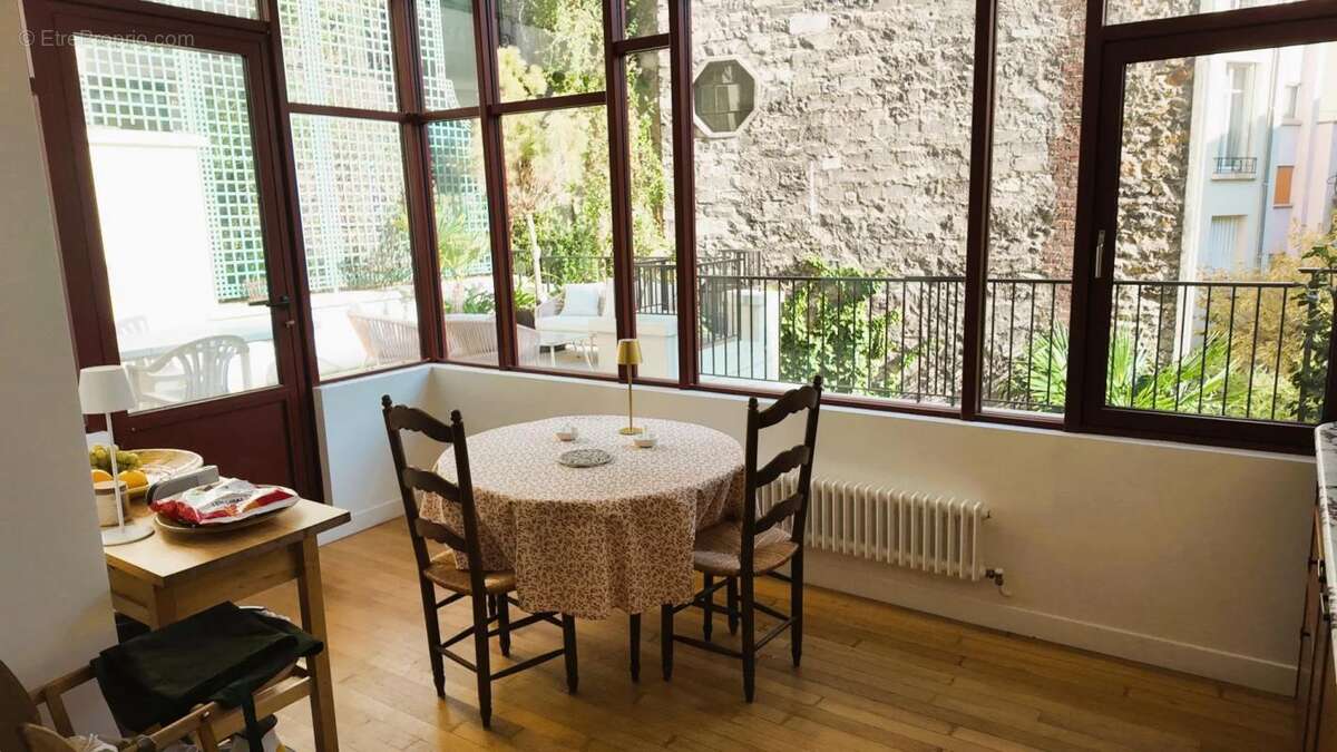 Appartement à PARIS-16E