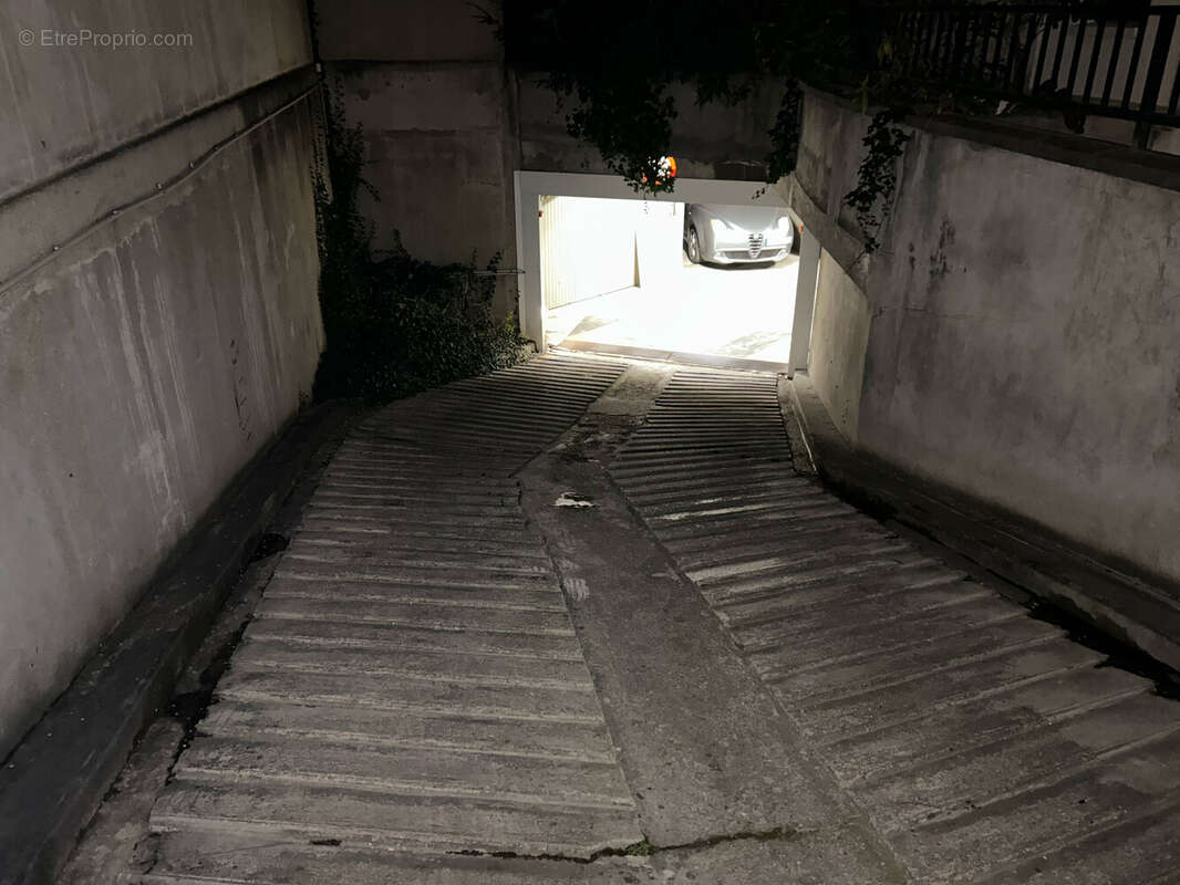 Parking à NEUILLY-SUR-SEINE