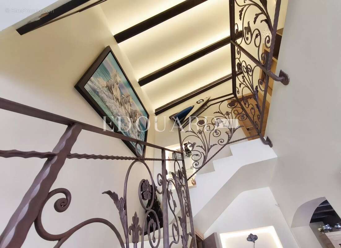 Splendide propriété de 300 m² en excellent état avec home cinéma, superbe piscine et pool house - photo 8