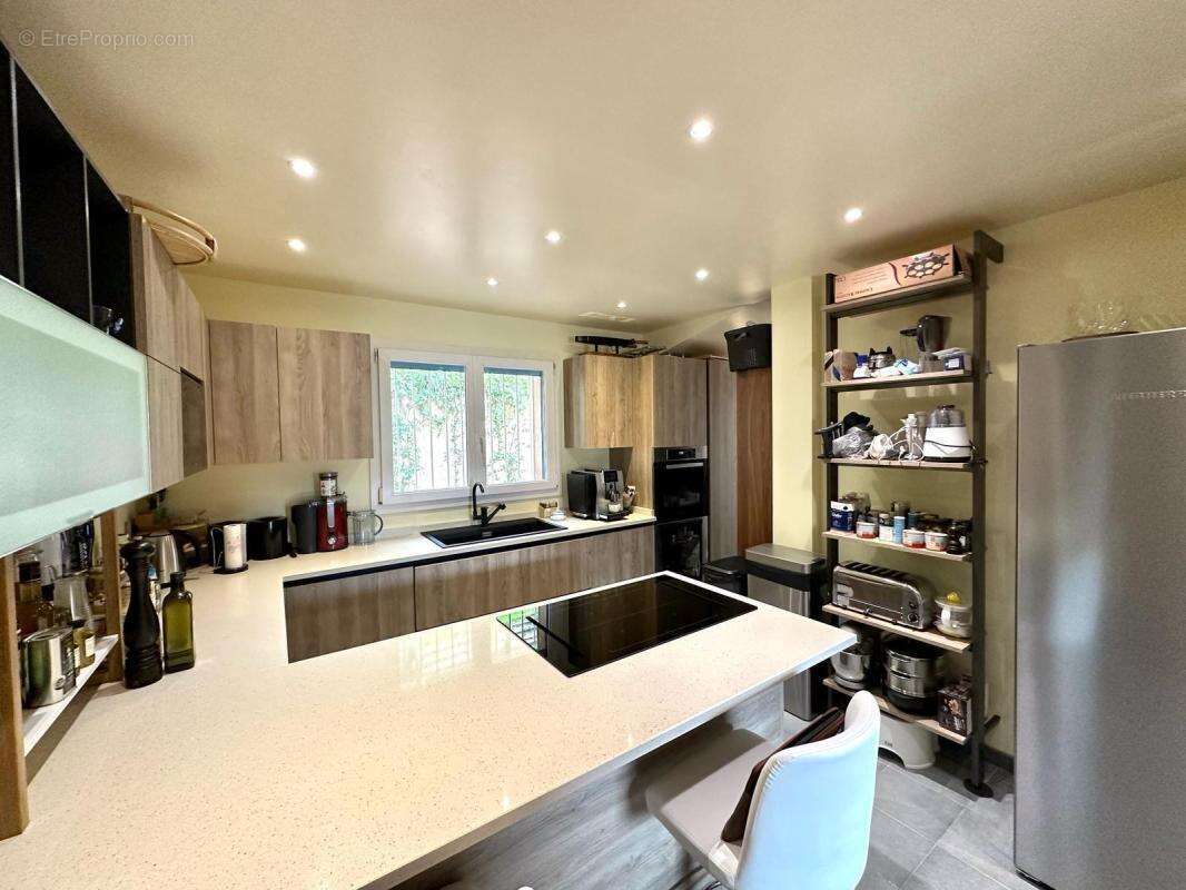 EXCLUSIVITE - Splendide villa vue mer, dans un écrin de verdure, tout proche de Menton - photo 9