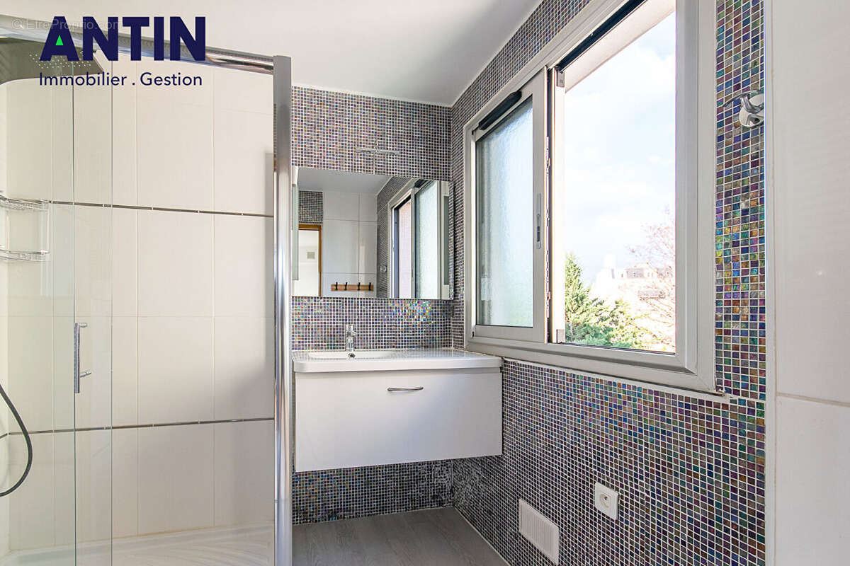 Appartement à LA GARENNE-COLOMBES