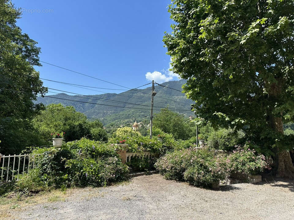 À vendre, moitié droite d’une magnifique maison de maître avec garage et jardin - photo 3