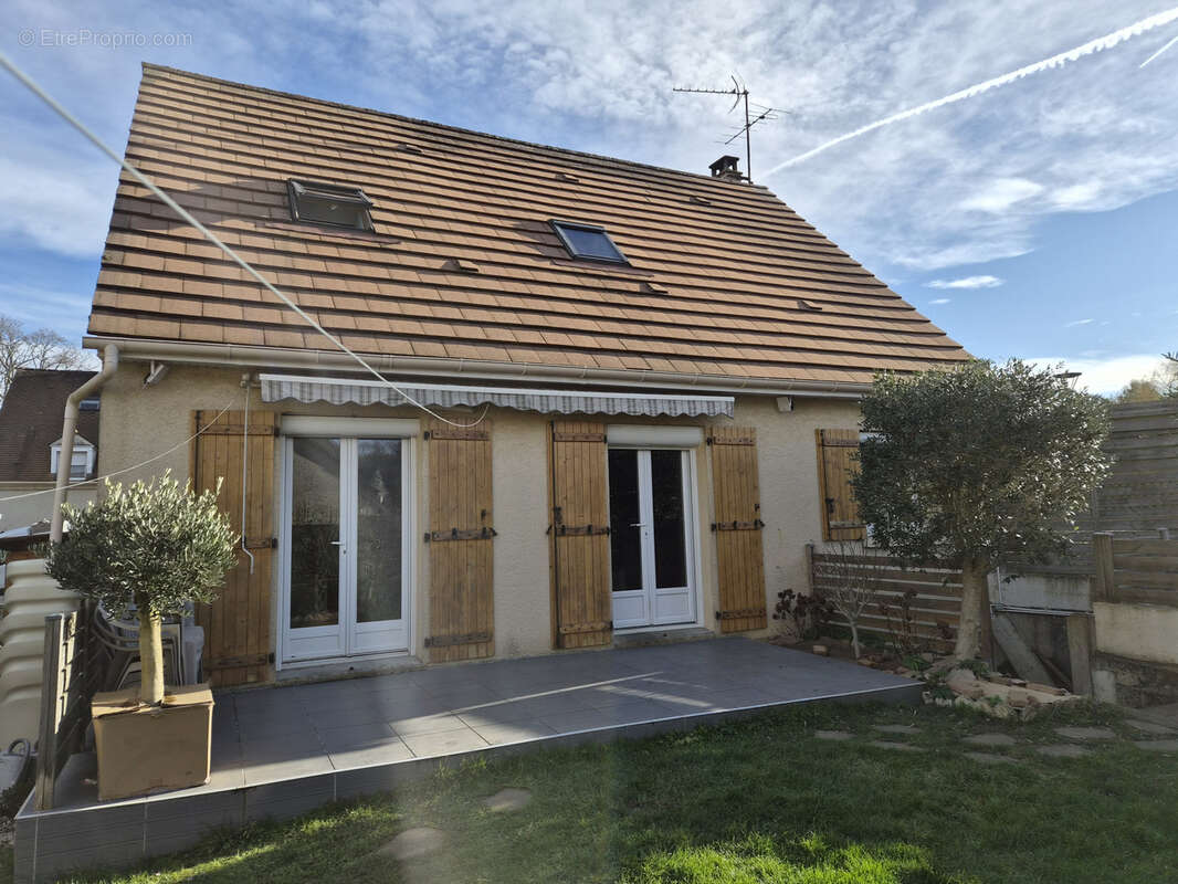 Maison à LA QUEUE-LES-YVELINES