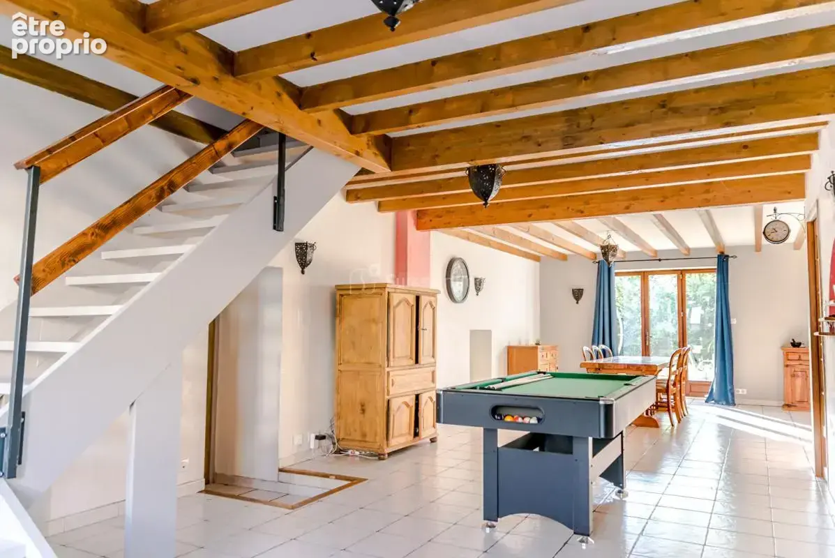 Beaux volumes pour cette maison avec agréable terrain et grande dépendance - photo 4