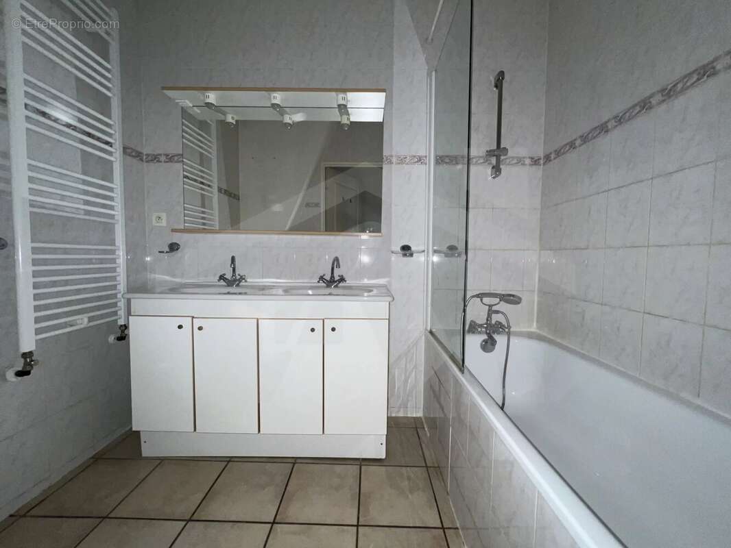 Appartement T3 de 77 m2 dans le Château de Poisat - photo 8