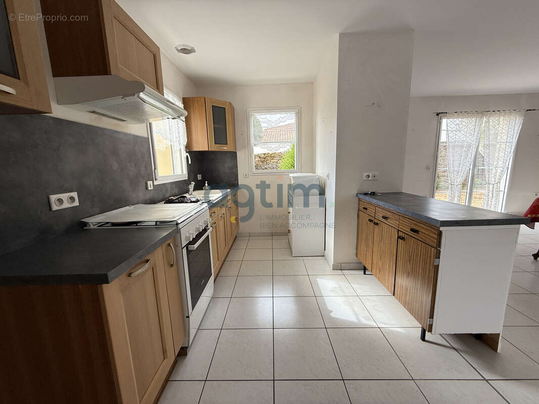 MONTAIGU, Centre, en lotissement: Maison de plain pied, 93m2 habitables, 2 chambres, garage, terrain clos - photo 12