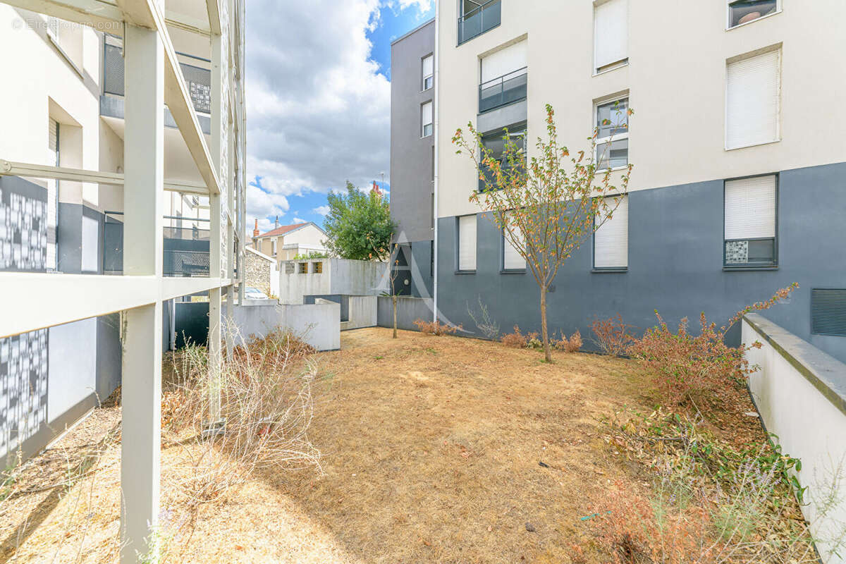 Investissez à Tours dans un T2 récent avec parking et locataire en place - photo 8