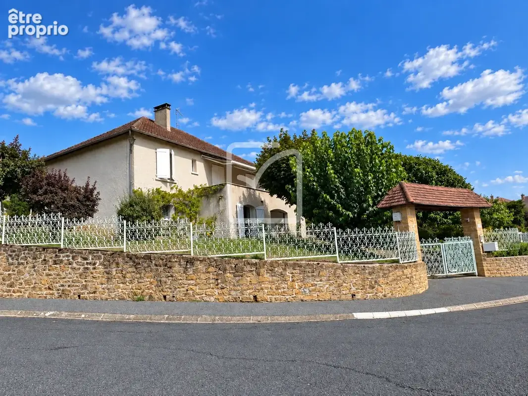 Maison avec piscine et jardin arbore quartier calme et jolie vue - photo 13