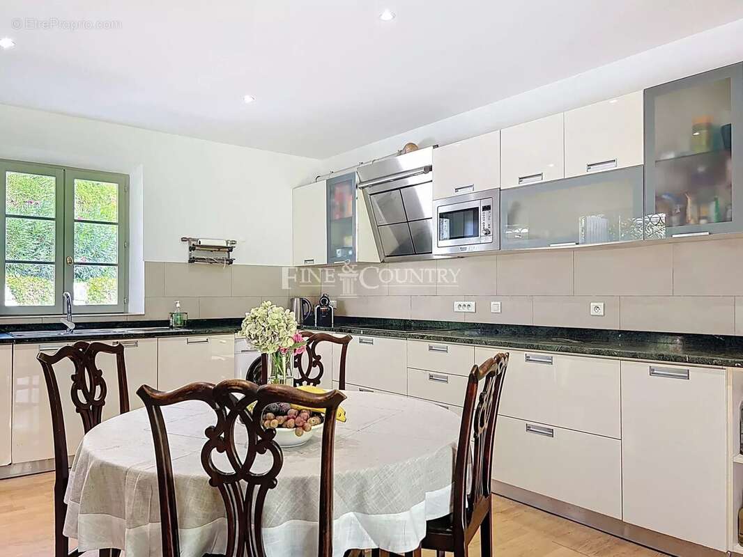 Maison à CHATEAUNEUF-GRASSE