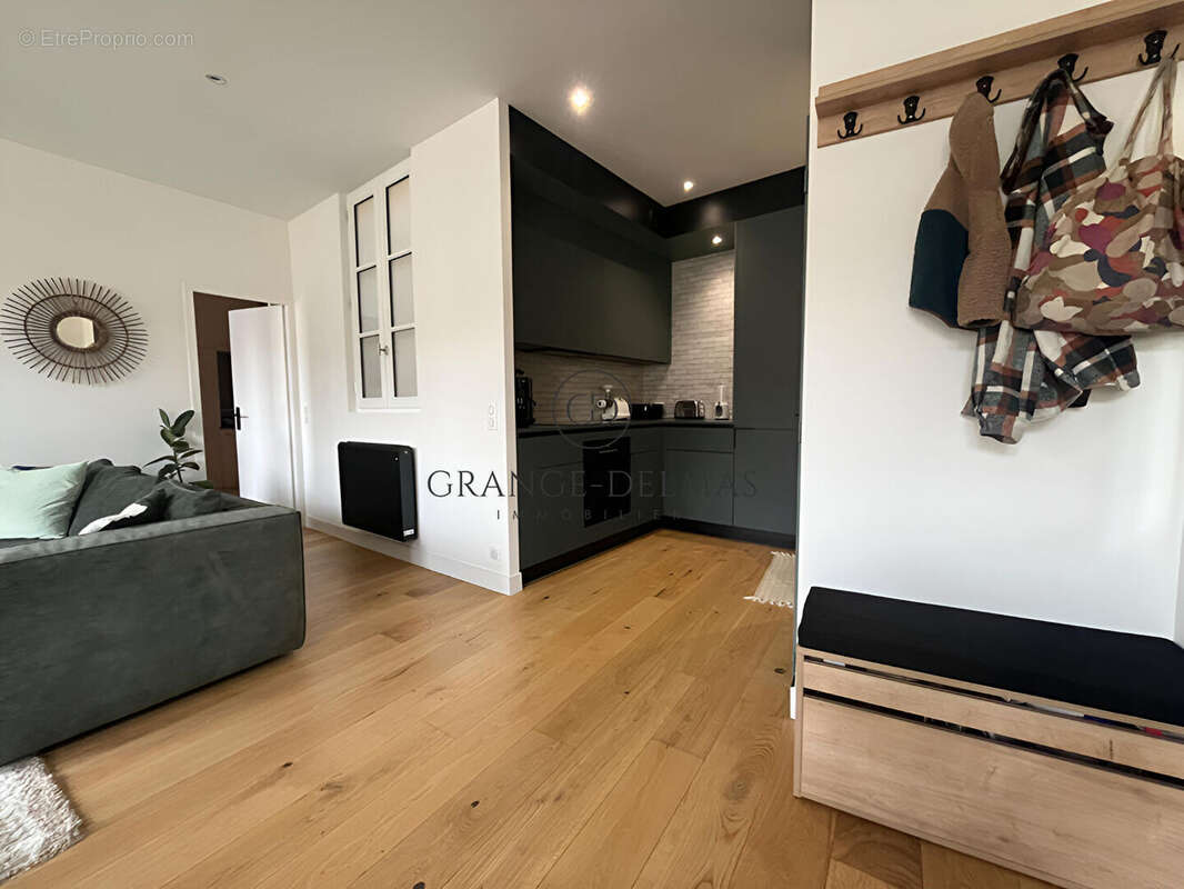 Appartement T3 entièrement rénové  avec cave - Immeuble en pierre - CHARTRONS - photo 2