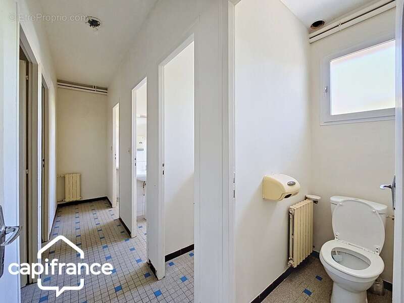 Local d’activité 260 m² + logement 132 m² – parking privé – terrain 1 690 m² – forte visibilité – Thouars (79100) - photo 14
