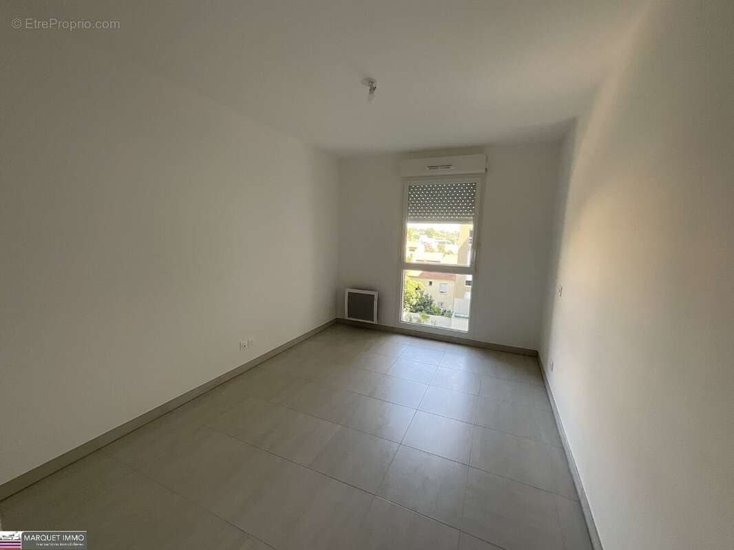 APT T3 offrant 68 m² avec terrasse 15 m² et parking privatif au 4° étage avec ascenseur... - photo 5