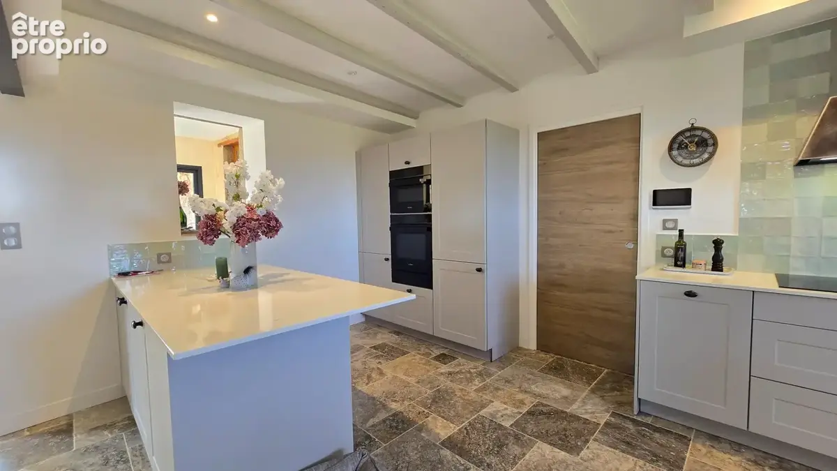 Propriété d'Exception Rénovée – 7.5 hectares - Étang privée - vue panoramique - Piscine - Source - photo 12