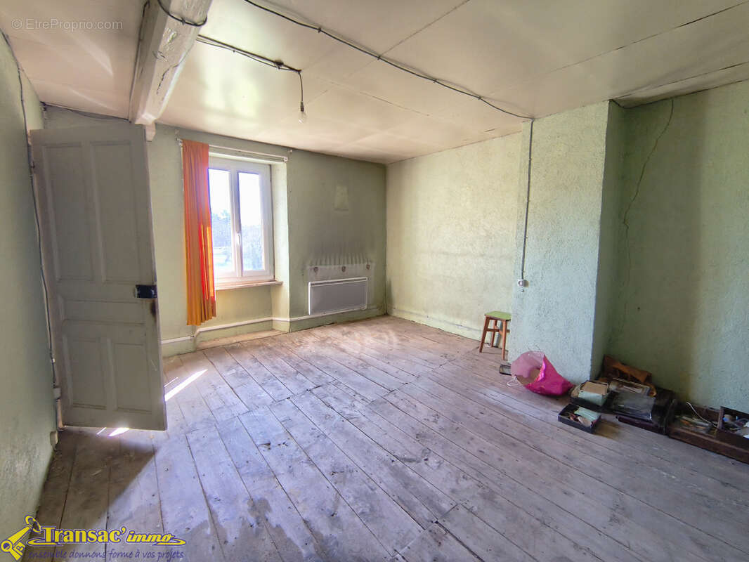 À Escoutoux, ensemble immobilier comprenant 2 maisons à rénover avec terrain. - photo 6