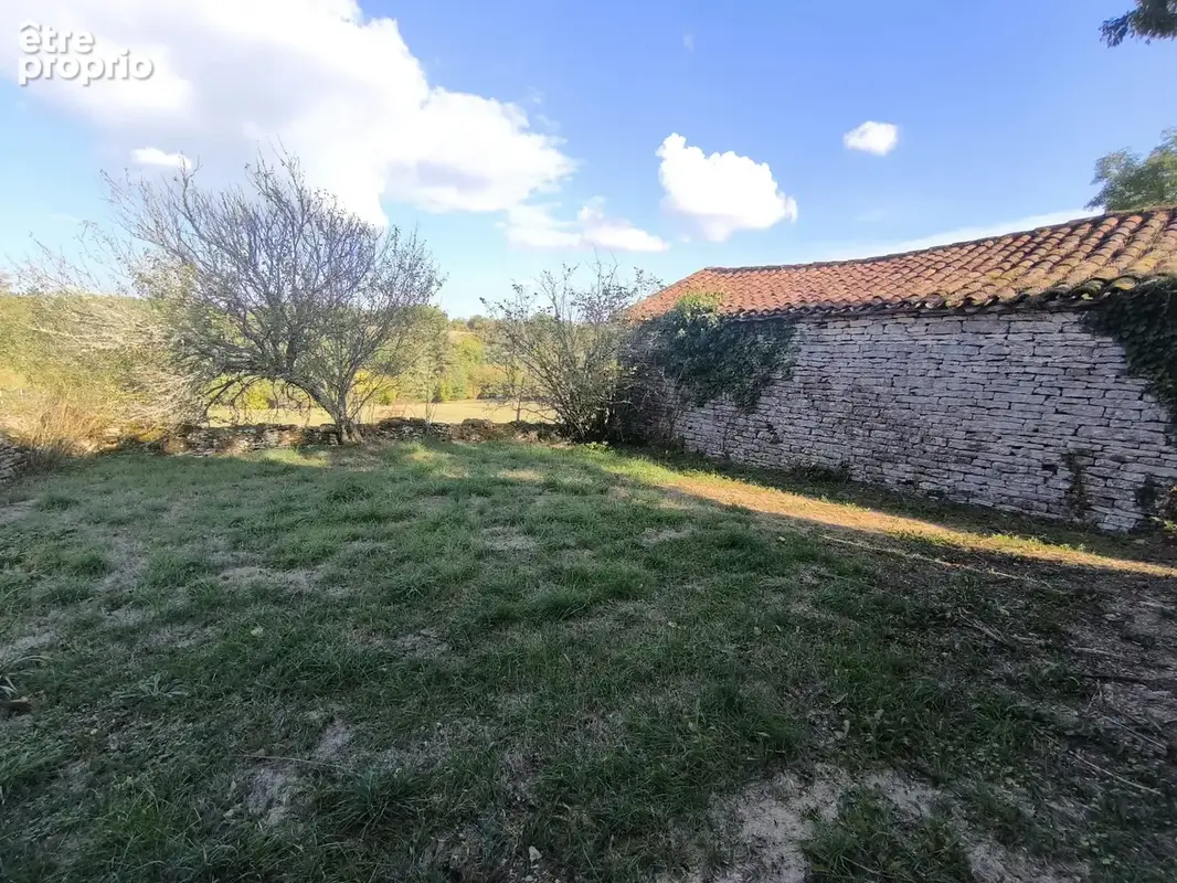 Deux granges en pierre a restaurer sur un terrain de 7195 m2. Puits - photo 13