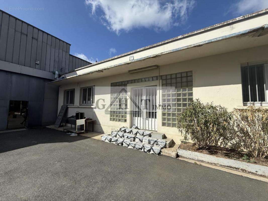 Local d'activités 800m2 a vendre SAINT DENIS - photo 11