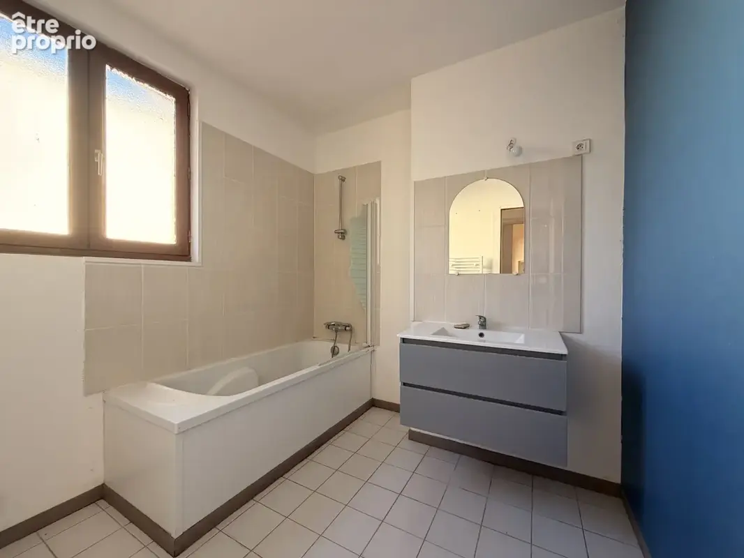 Appartement alliant charme, fonctionnalité et situation idéale, à proximité immédiate des commerces et des com - photo 5