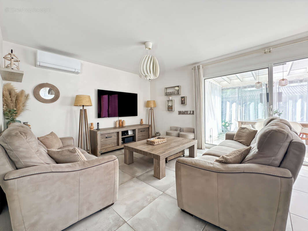 À vendre   Maison contemporaine avec piscine à Saint-Bernard 160m2 6 pièces sur grand  terrain plat. - photo 9
