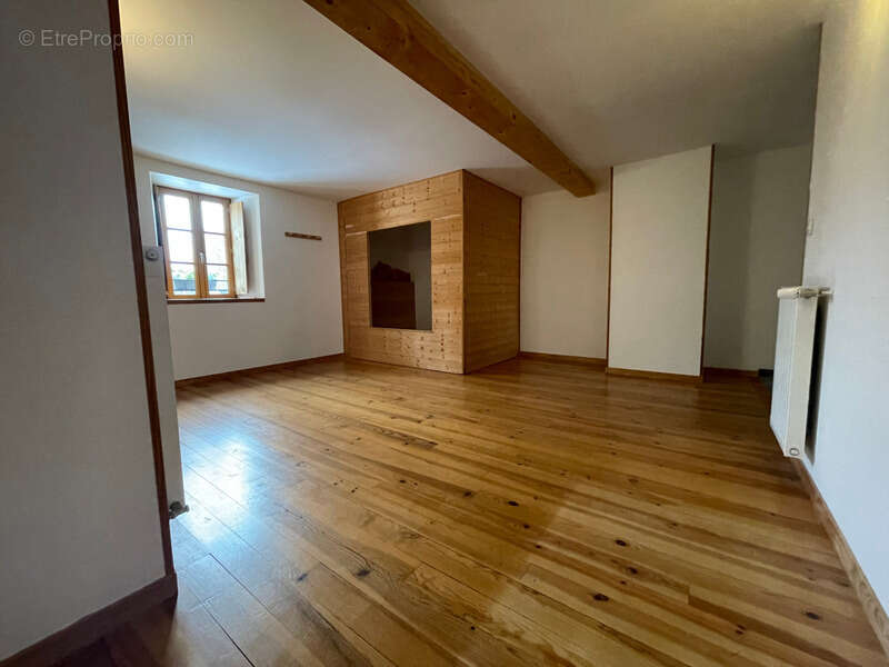  Maison de 310 m² avec gîte – 5 588 m² de terrain – Fraîcheur naturelle et revenus locatifs – Grandrif (63) - photo 19