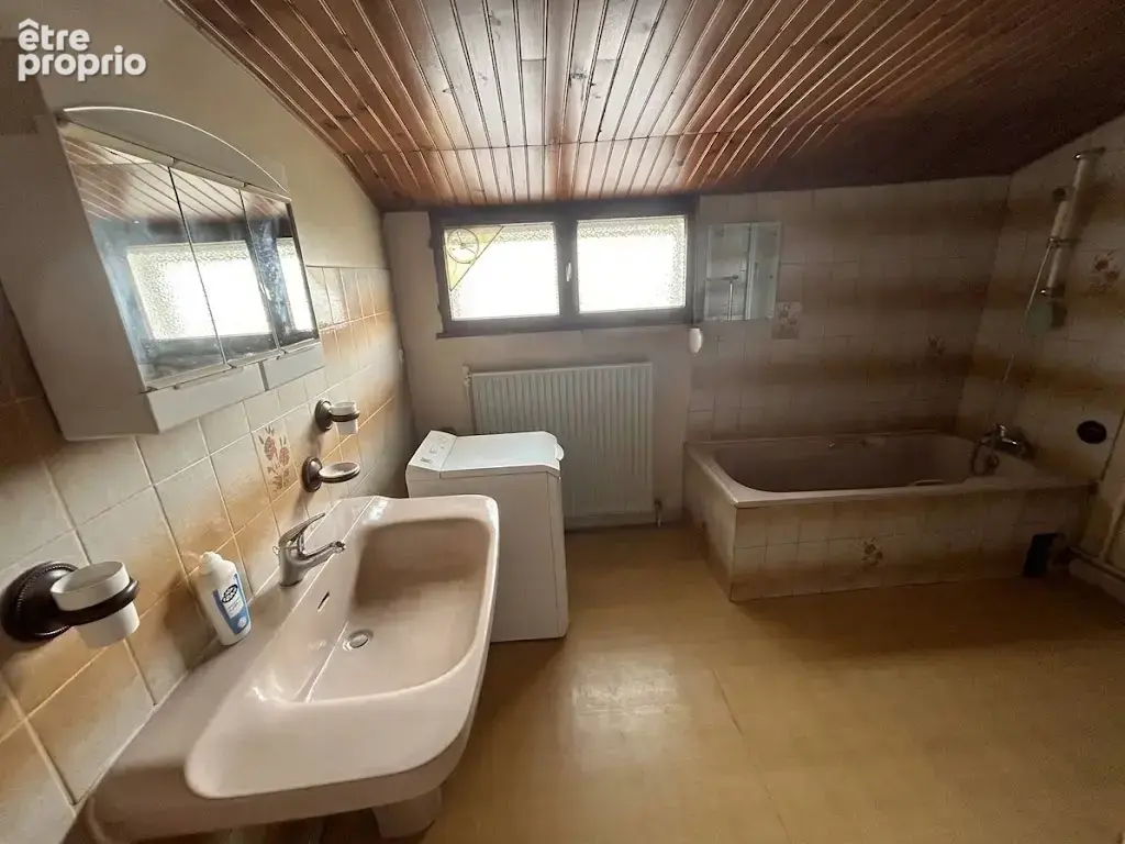 Longère individuelle développant 130m2 environ à rénover bâtie sur une parcelle de 1808m2. - photo 7