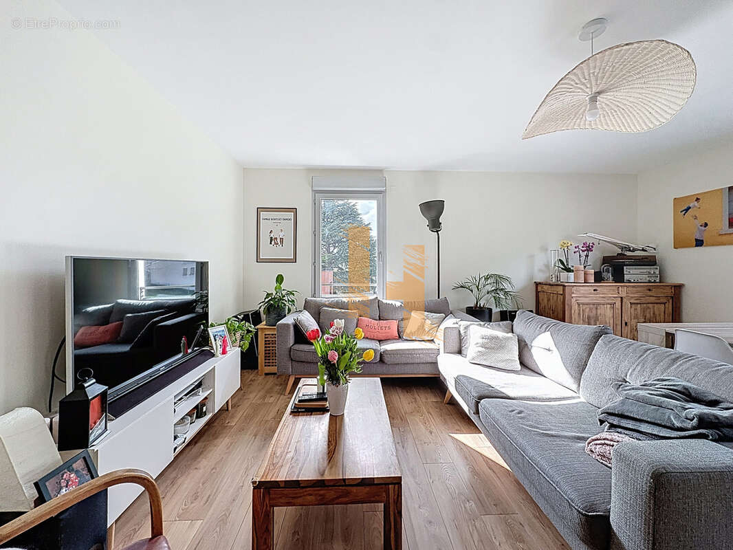 Appartement à NEYRON