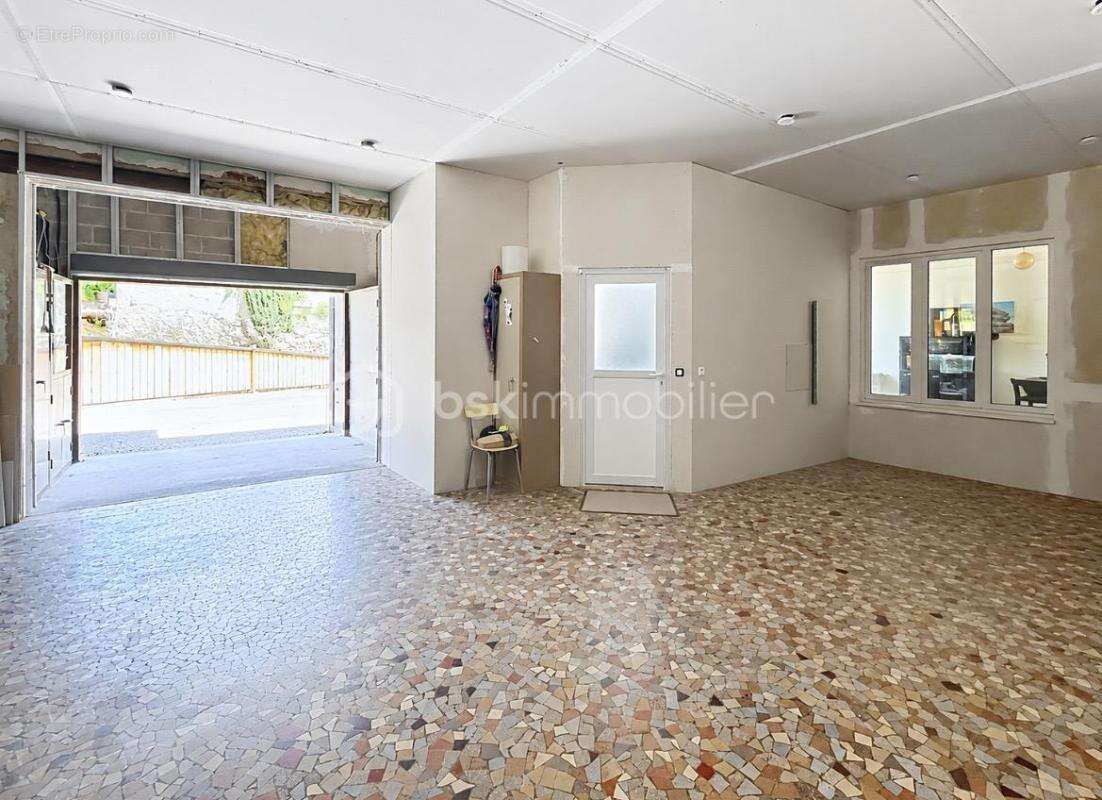 Maison renovee  - jardin et double garage -  potentiel +++ - photo 12
