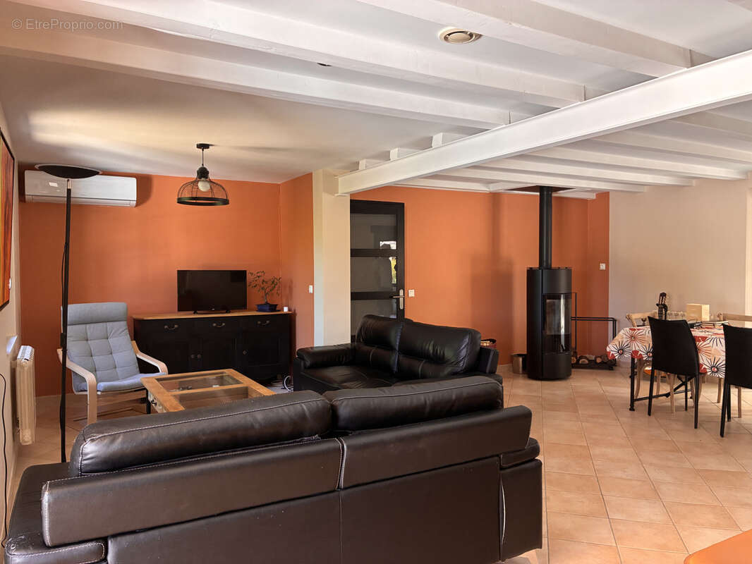 Maison de plain-pied de 156 m2 avec piscine, garage et terrain arboré - photo 7