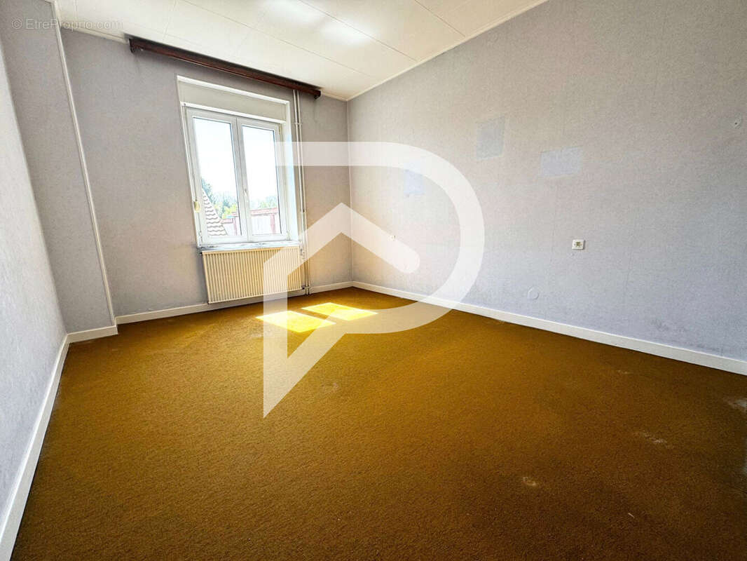 Maison de caractère 192 m² 7 pièces, dépendance & fort potentiel - photo 4