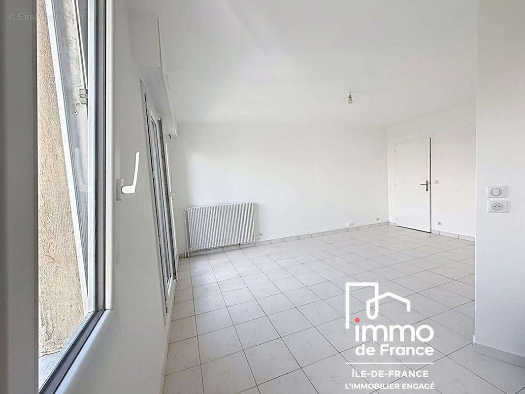 Le Bourget Centre Studio rénové, dernier étage avec balcon 29.93 m2 - photo 4
