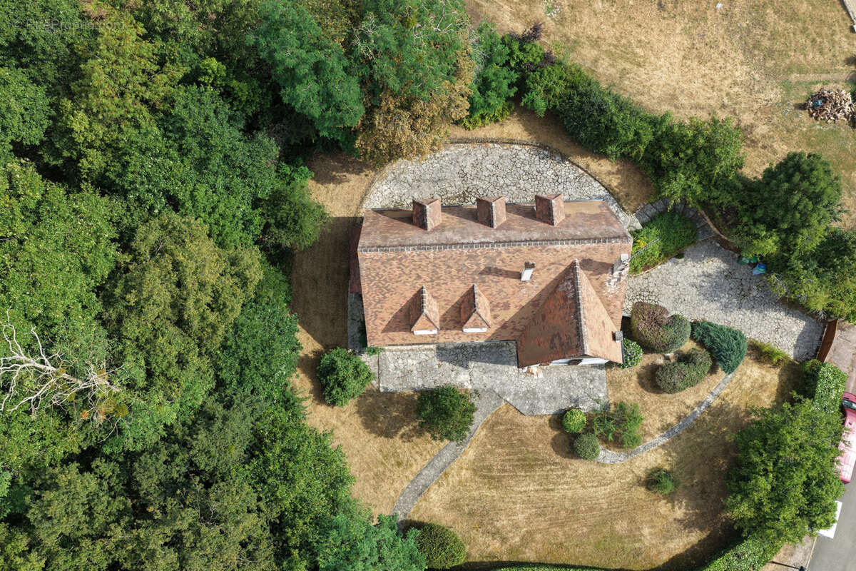 Maison familiale 10 pieces - 6 chambres - sous sol total - terrain de 1800m2 - photo 3