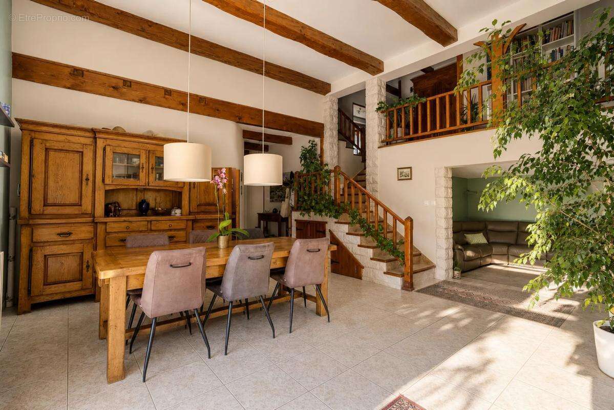 Maison familiale de 170 m² avec piscine à Primarette - photo 4