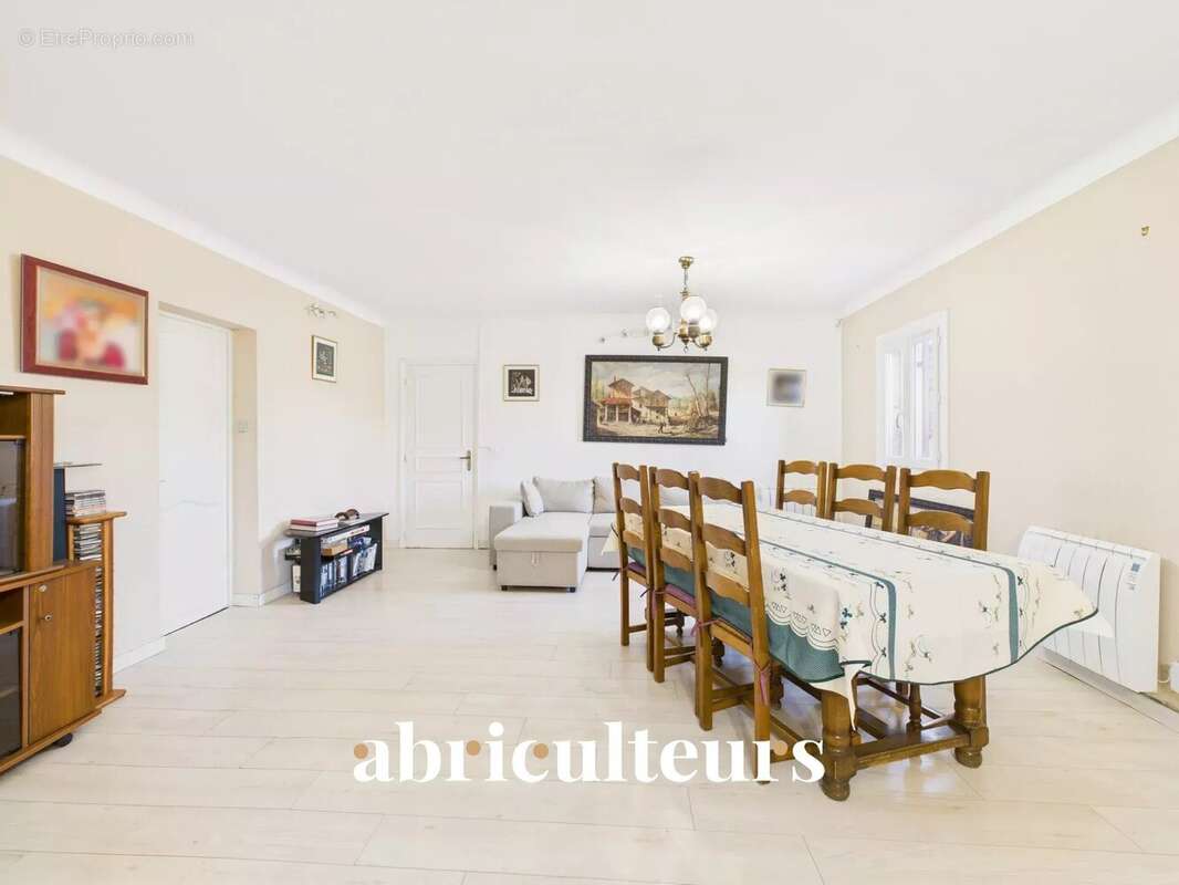 Maison à LA ROQUE-D&#039;ANTHERON