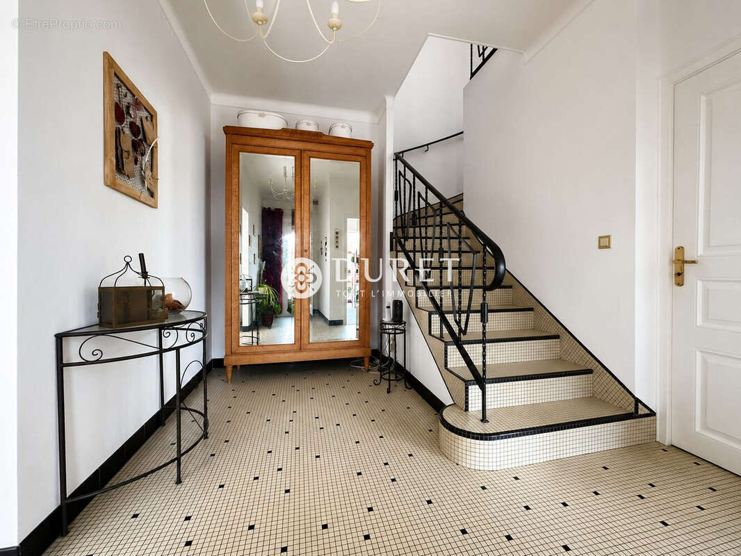 Maison 240 m² à La Bruffiere  - photo 2
