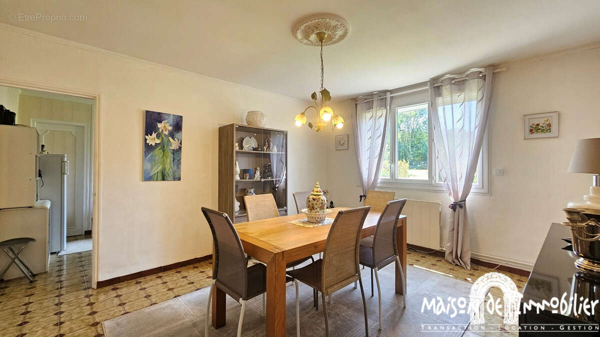A vendre à CHERVES RICHEMONT - VAL DE COGNAC (16370)  - Maison de village de 6 pièces - 132m2 - Grand jardin arboré - photo 5