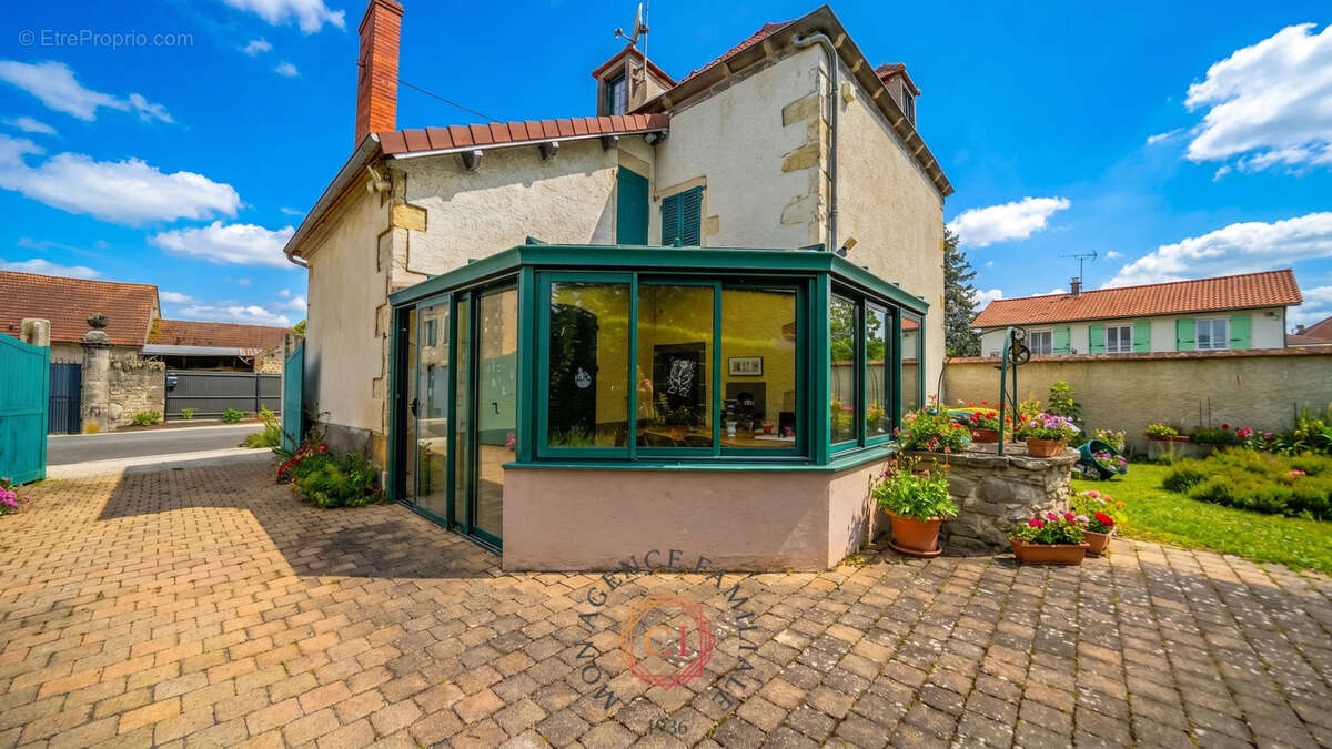 Maison de 140 m2 située a Effiat - photo 2