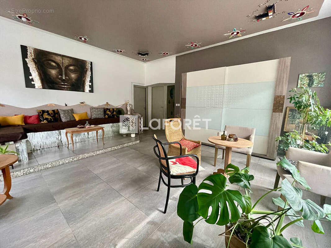 Maison de caractère avec 5 chambres, jardin et deux garages - Rare à la vente - photo 2