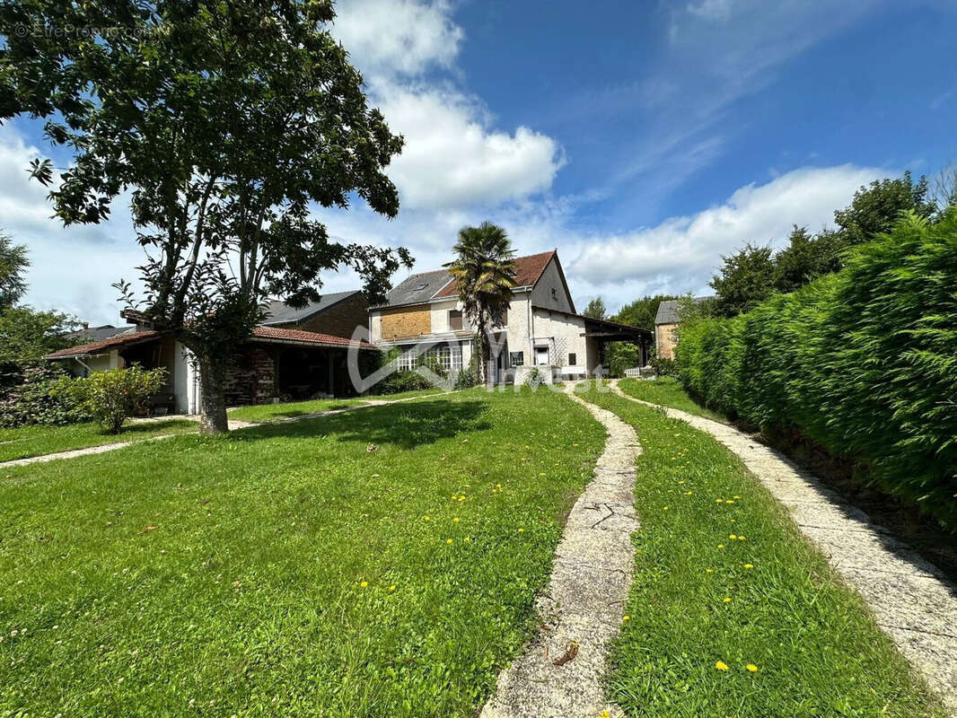 Maison à ESCOMBRES-ET-LE-CHESNOIS