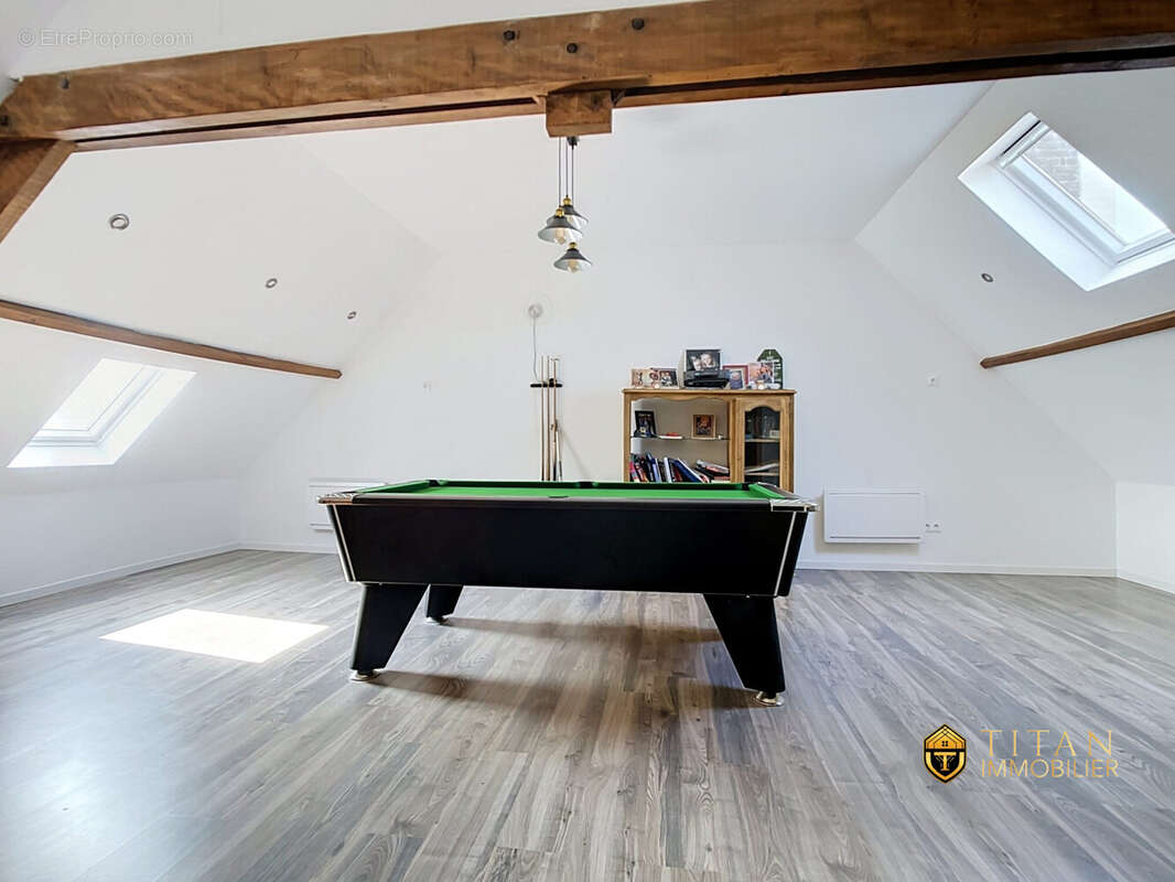 MAISON FAMILIALE SEMI PLAIN-PIED DE 166M², 4 CHAMBRES AVEC JARDIN SUD-OUEST ET GARAGE - AUDRUICQ 62370
