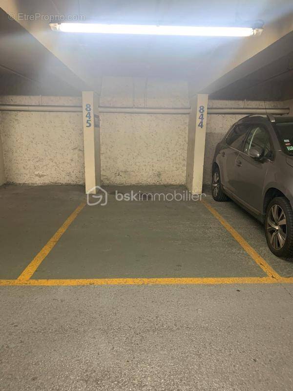 Parking à PARIS-9E