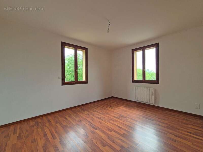 A vendre CRAYSSAC (46) Maison familiale 8 pièces de 200m² habitables - 5 chambres - 2 Vérandas - Terrain de 8000 m² - photo 15