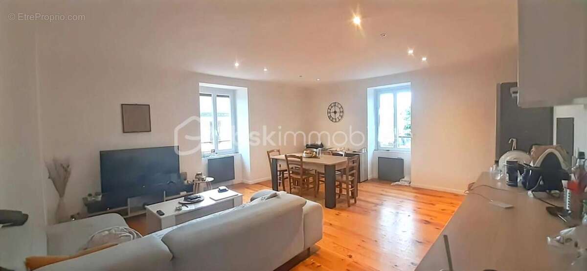 Commerce à LA CHAPELLE-DE-LA-TOUR