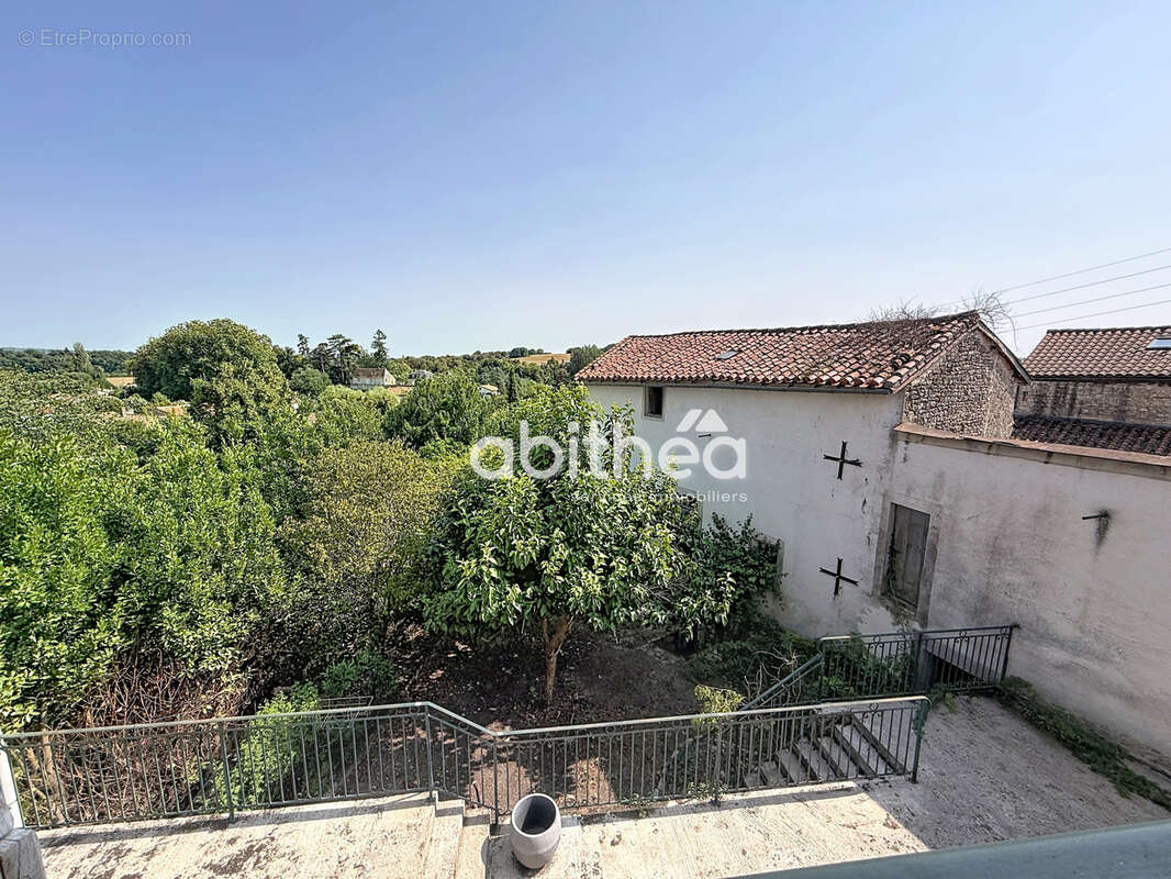Ruffec Maison de ville 178 m2 3 chambres - photo 4