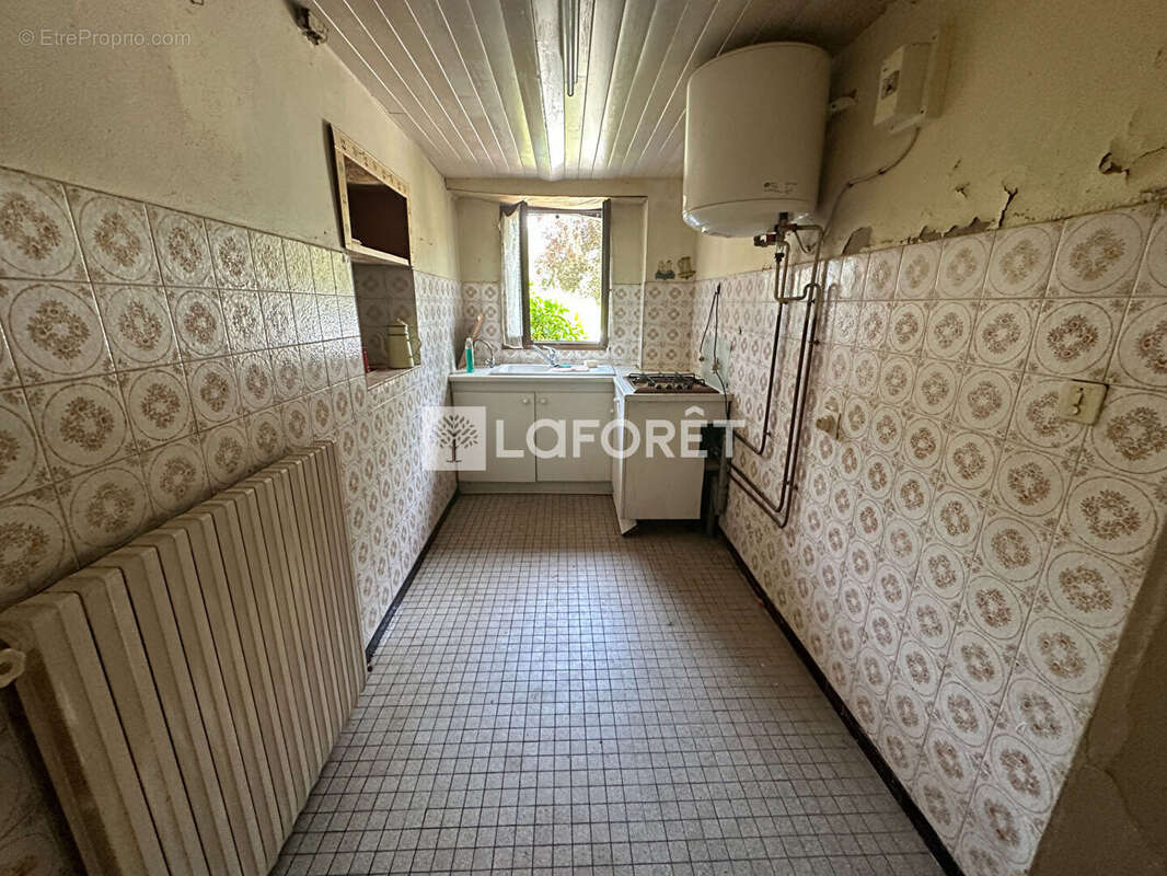 Ambialet - Maison en pierre à rénover - photo 8