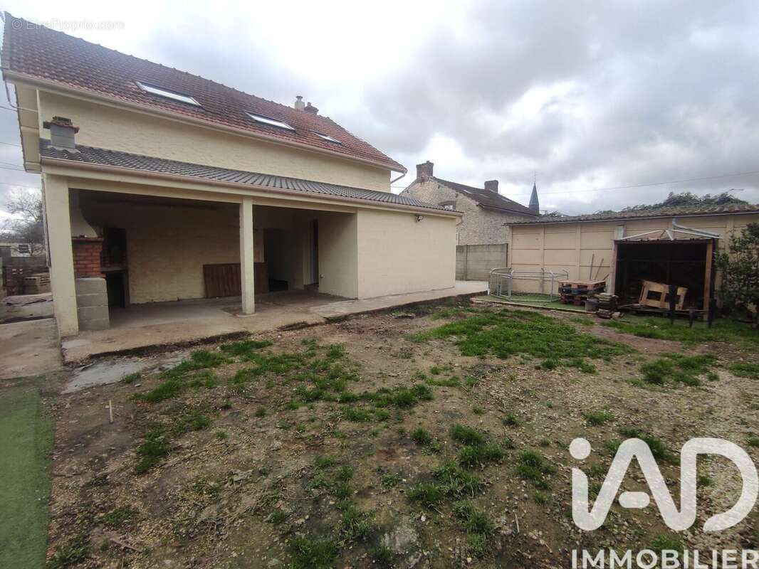 Maison 122 m² à Saint-Hilliers  - photo 4