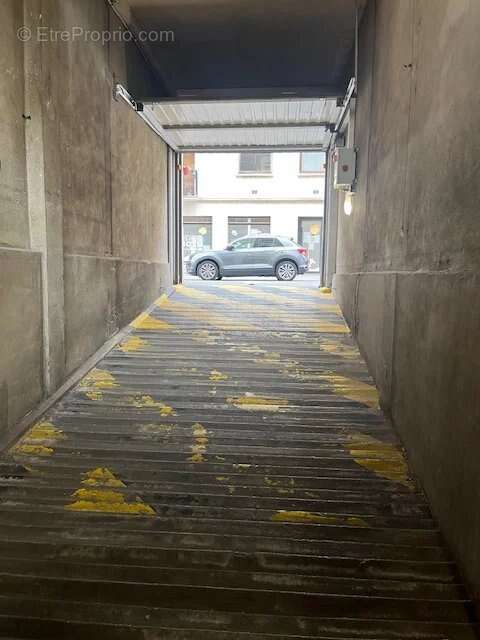 Parking à PARIS-17E